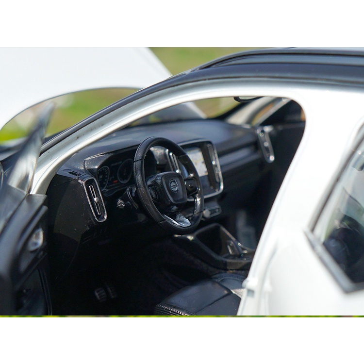 Mô hình xe Volvo XC40 tỉ lệ 1:18
