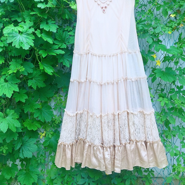 Váy vintage màu nâu nude ren nhiều tầng có lớp lót