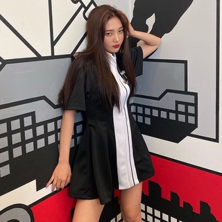 Đầm váy cổ polo phối khuy kéo dọc và viền dọc màu trắng kèm logo ngực giống Joy Red Velvet