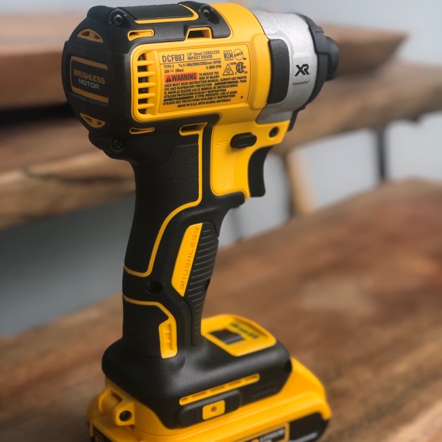 Bắn vít Dewalt 887