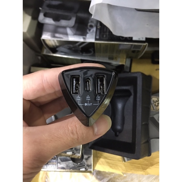 Tẩu ô tô cắm sạc nhanh 2 cổng Usb, 1 type c lighting Remax