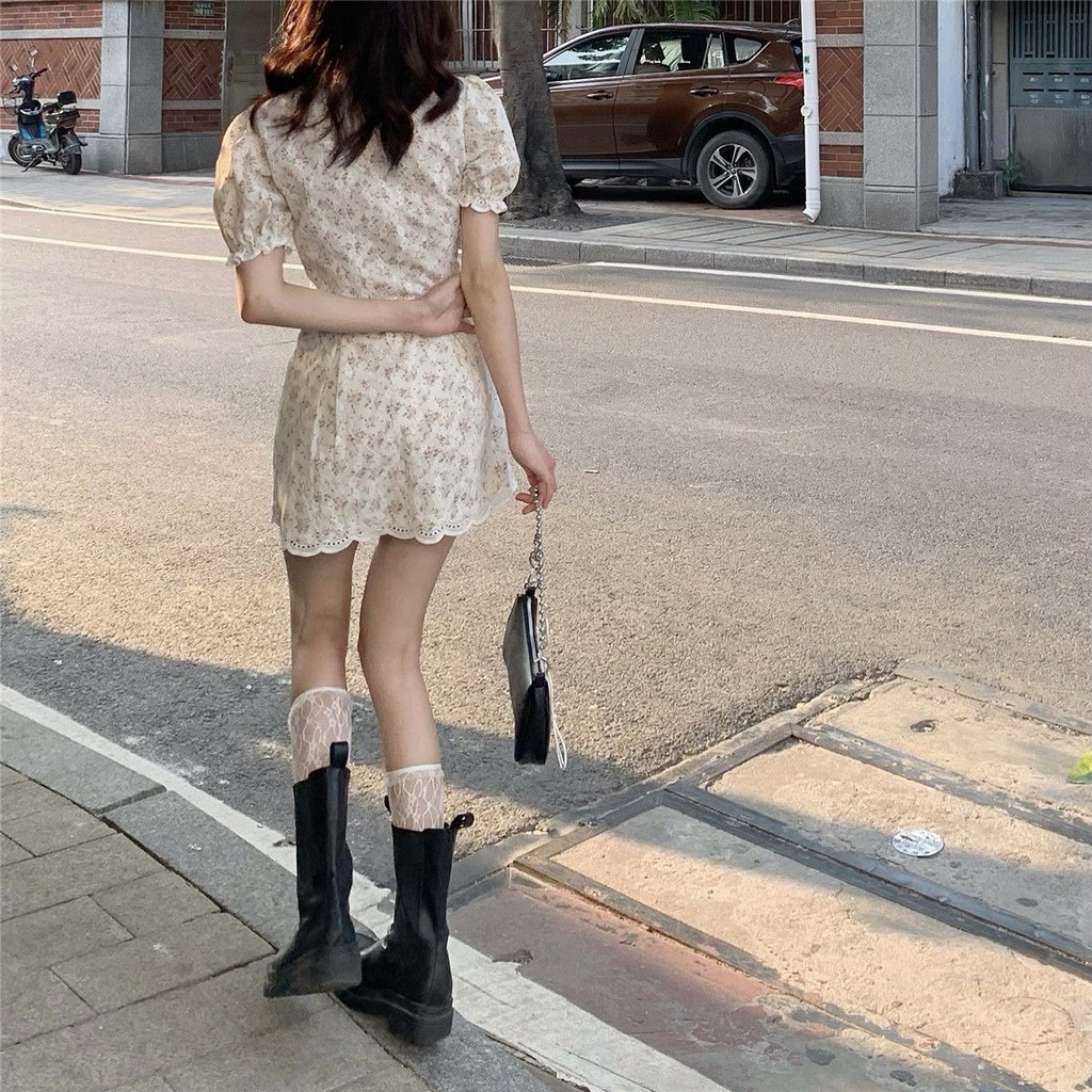 Bộ đồ hai mảnh gồm áo cổ chữ V và chân váy ngắn lưng cao có dây rút phối ren hoa thời trang cho bạn nữ (có bán lẻ)