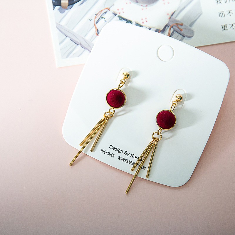 Bông tai tua rua gắn hạt đỏ phiên bản love pompoms MS70