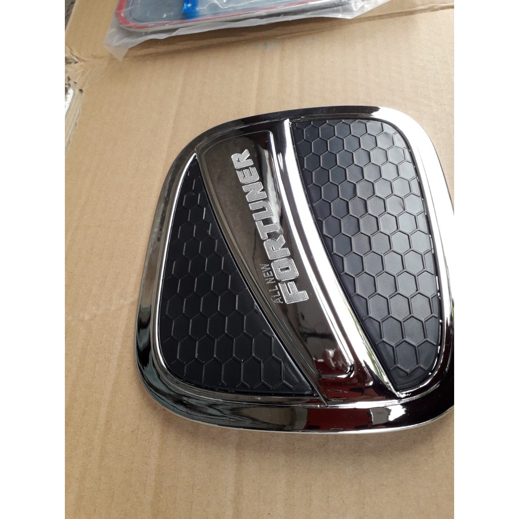 Ốp nắp bình xăng xe Toyota Fortuner 2016-2021 đen