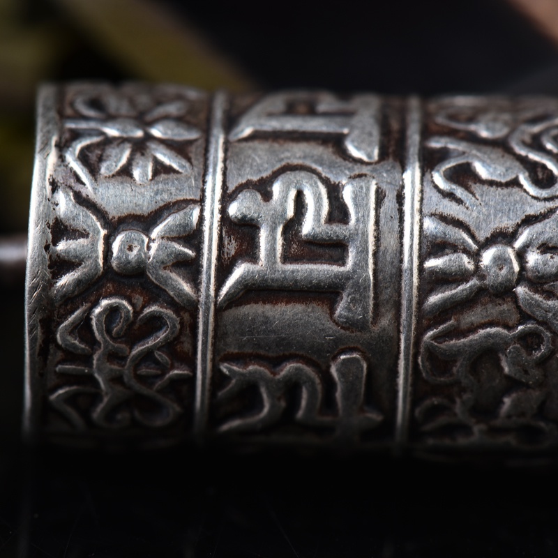 ✔✚Đồ dùng Phật giáo Tây Tạng Nepal bạc 925 làm thủ công bằng bạc làm bằng tay câu thần chú sáu ký tự cũ Mặt dây chuyền hộp Gawu với kinh sách