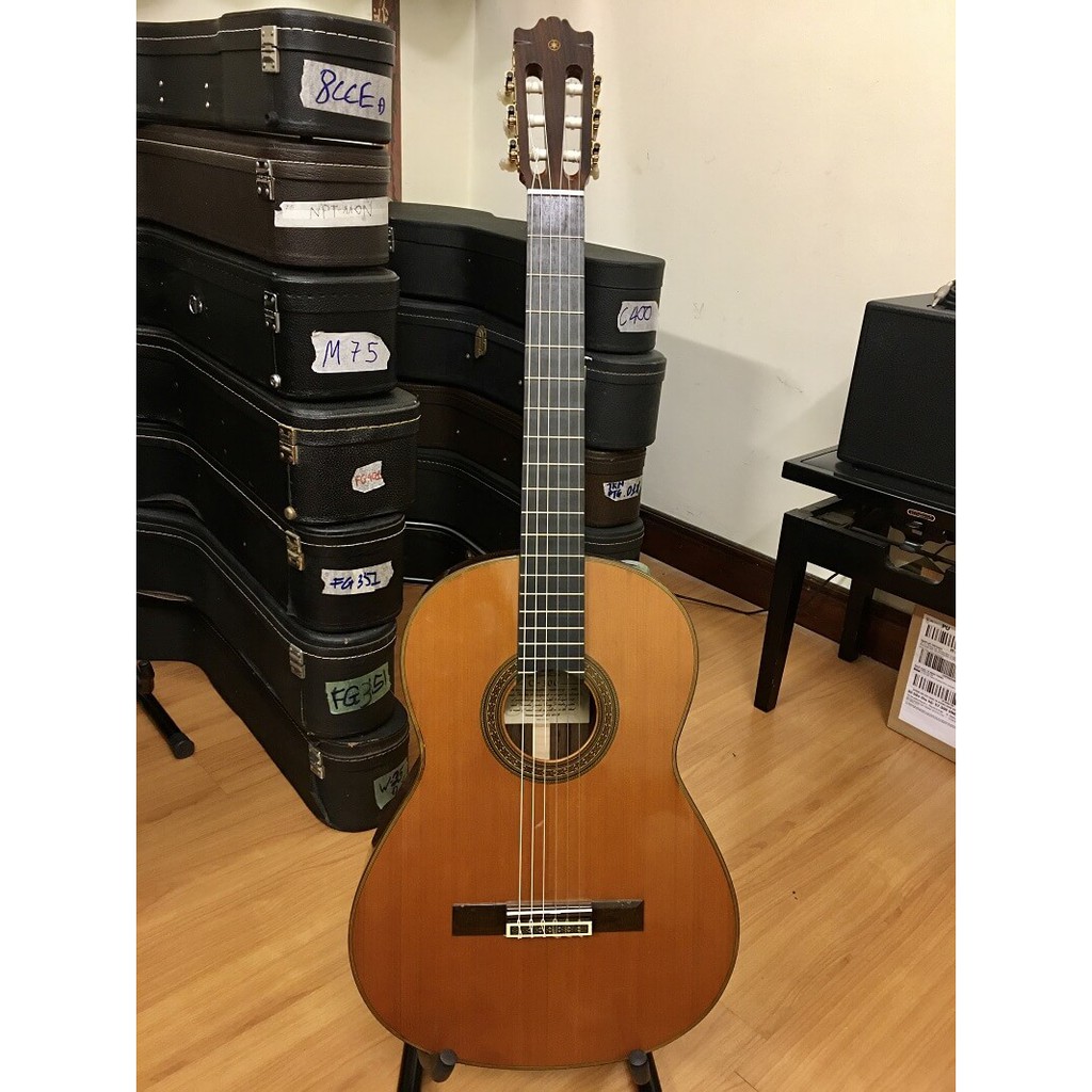 Guitar classic yamaha C300