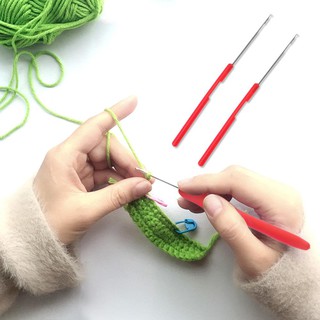 Warm 2pcs Plastic Handle Metal Tongue Sewing Needle Crochet Hooks Craft Weave