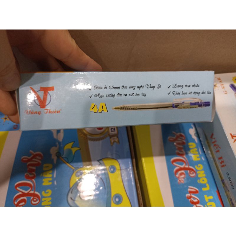 1 cây bút bi mực xanh thân trong Gstar ngòi 0.5mm viết êm