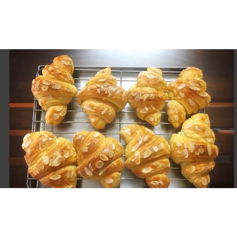 Bánh cua nhân phomai bò cươi, phomai hạnh nhân , nhân sô-cô-la bánh mới mỗi ngày sỉ/lẻ