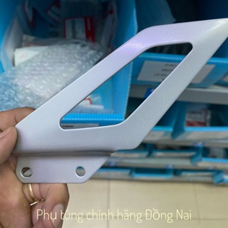 TẤM BẢO VỆ BÊN PHẢI ZIN WINNER V1 CHÍNH HÃNG