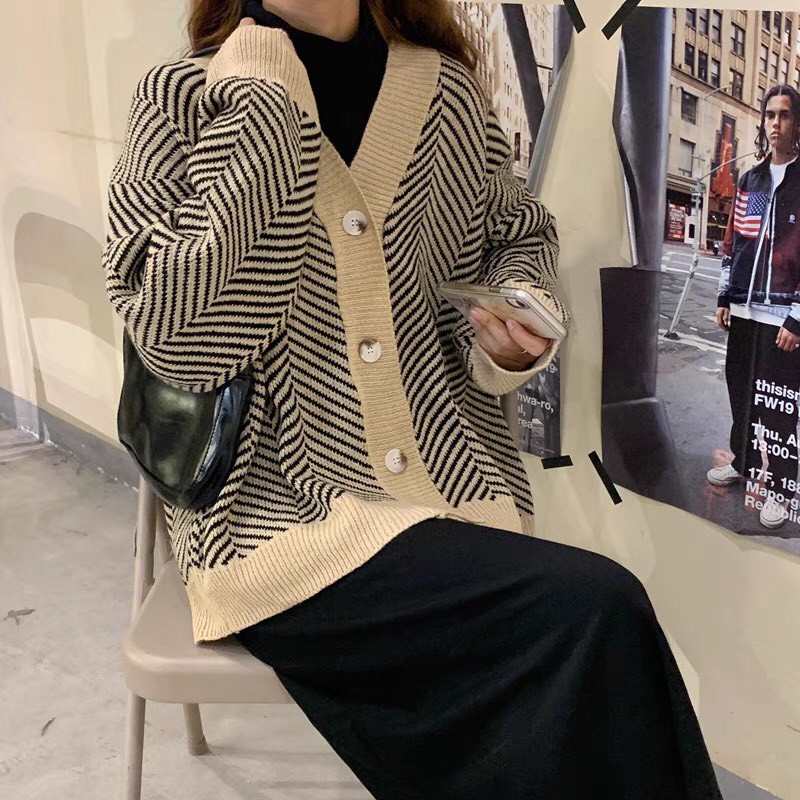 (Tặng kèm 1 đôi Tất) Áo Cardigan nữ, áo khoác len nữ họa tiết kẻ phong cách trời trang Hàn Quốc | BigBuy360 - bigbuy360.vn
