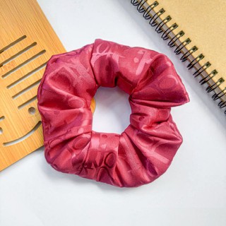 Cột tóc scrunchies hoạ tiết chữ D bóng