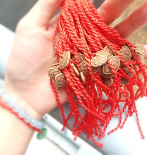 Vòng chỉ đỏ may mắn