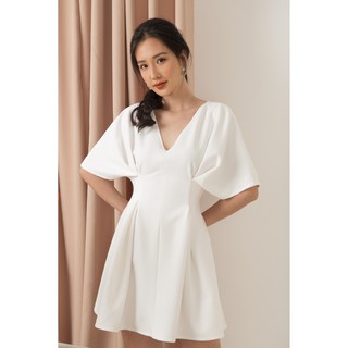 Đầm trắng xếp li eo cổ V EDINI - D1115