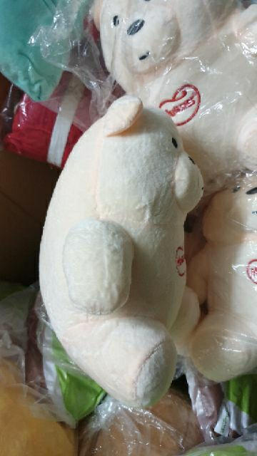 Gấu bông ôm Huggies.