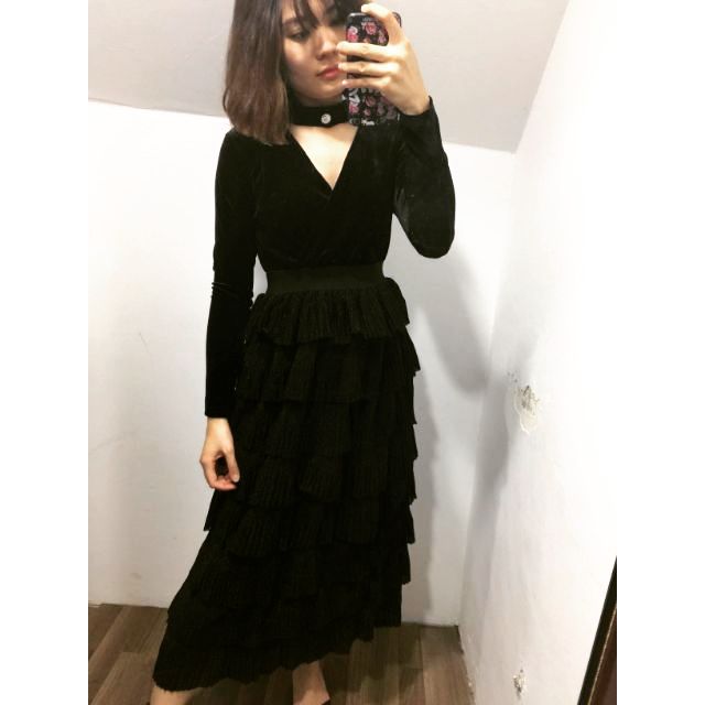 Váy nhung xếp tầng