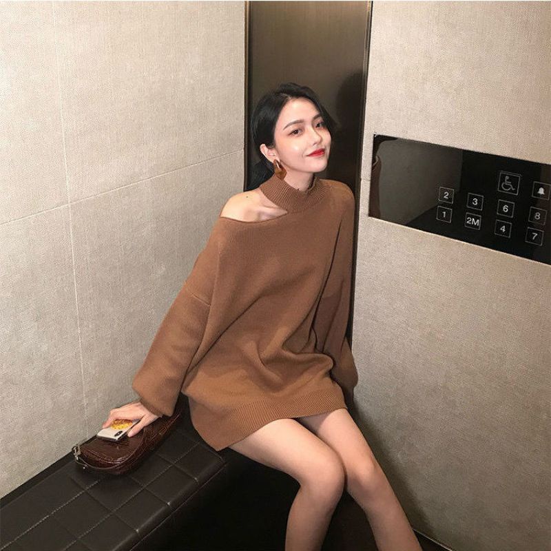 Áo len dáng dài hở bên vai phong cách cá tính