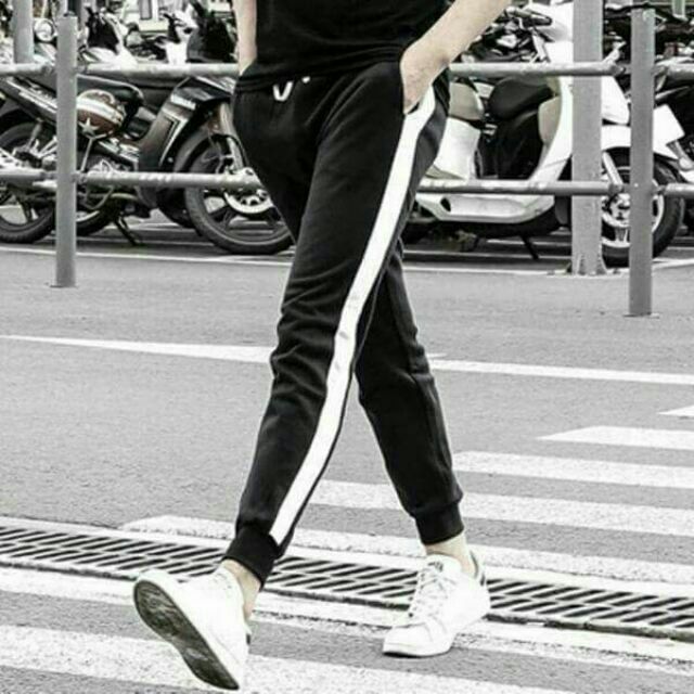 Quần jogger viền sọc trắng