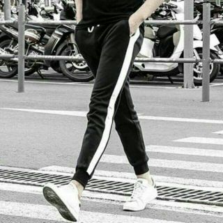 Quần jogger viền sọc trắng