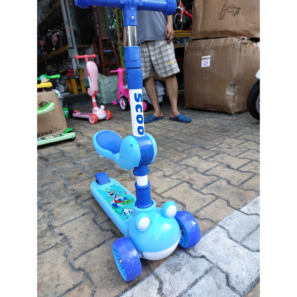 XE SCOOTER TRƯỢT CÓ GHẾ NGỒI CHO BÉ HÌNH CHÚ ẾCH CÓ NHẠC ĐÈN CAO CẤP LOẠI TO