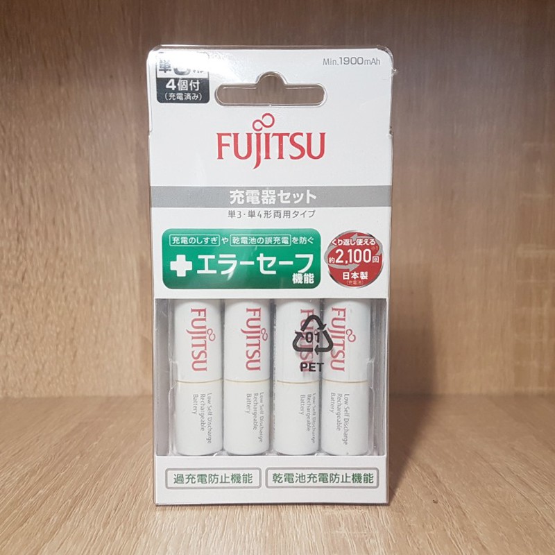 Box sạc kèm 4 pin AA Fujitsu HR-3UTC 1900mAh hàng nội địa box Nhật - made in JAPAN (trắng)