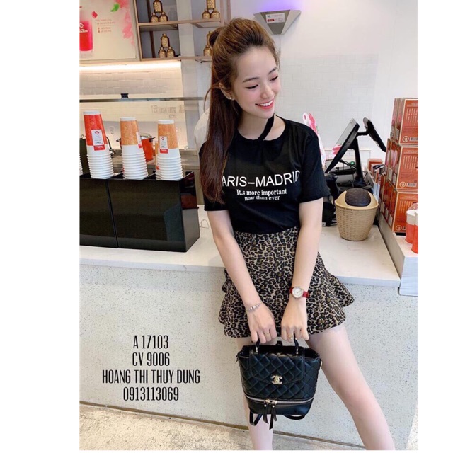 Áo thun kiểu nữ cổ cắt sẻ hở vai cá tính, kết hợp in hình lên áo tạo phong cách độc đáo