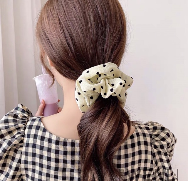 Cột tóc vải Scrunchies họa tiết trái tim