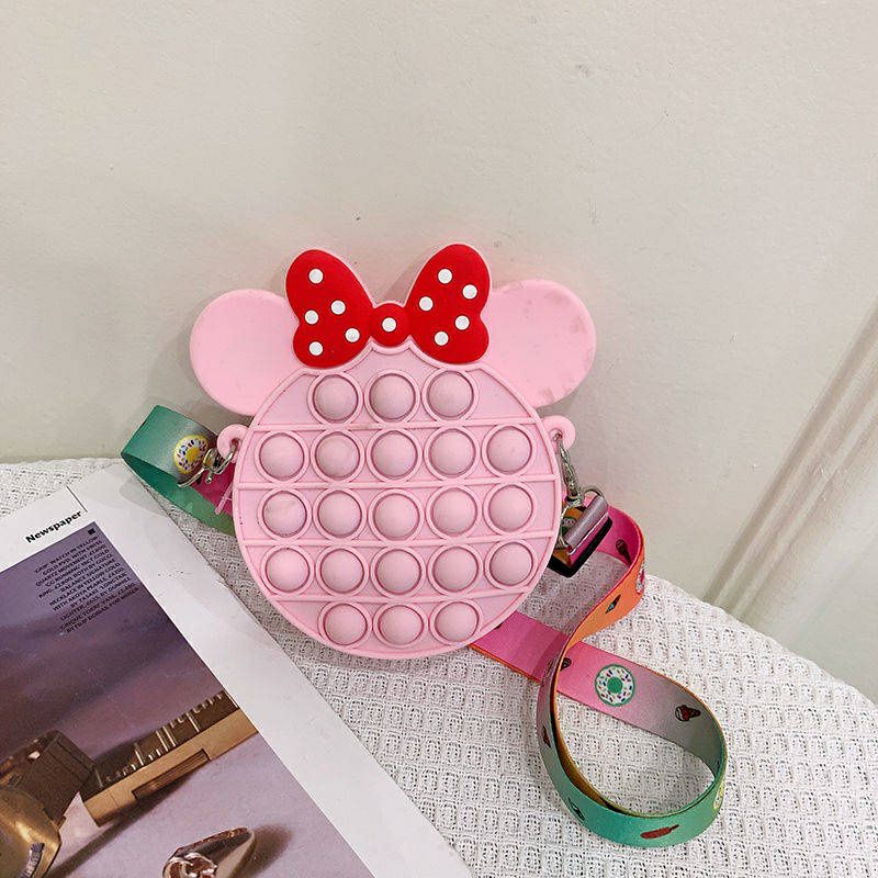 Túi đeo chéo hình chuột micky tròn đáng yêu bầng silicone cho bé gái