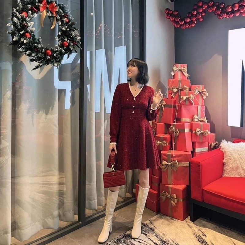 Váy dạ Tweed đỏ kim tuyến mùa lễ hội - Váy dạ kim tuyến đỏ cổ tim phối ren trắng | BigBuy360 - bigbuy360.vn