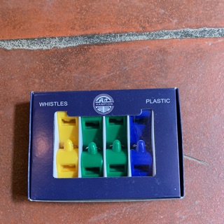 Còi nhựa Ưhistles vỉ 12 cái