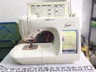 Máy May điện tử Juki 009 có thể gắn thêm đầu thêu & khung căng