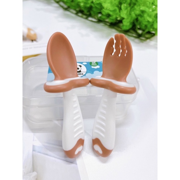 Set Thìa Nĩa Silicon Baby Panda có ngáng chóng hóc cho bé ăn dặm (kèm hộp đựng)