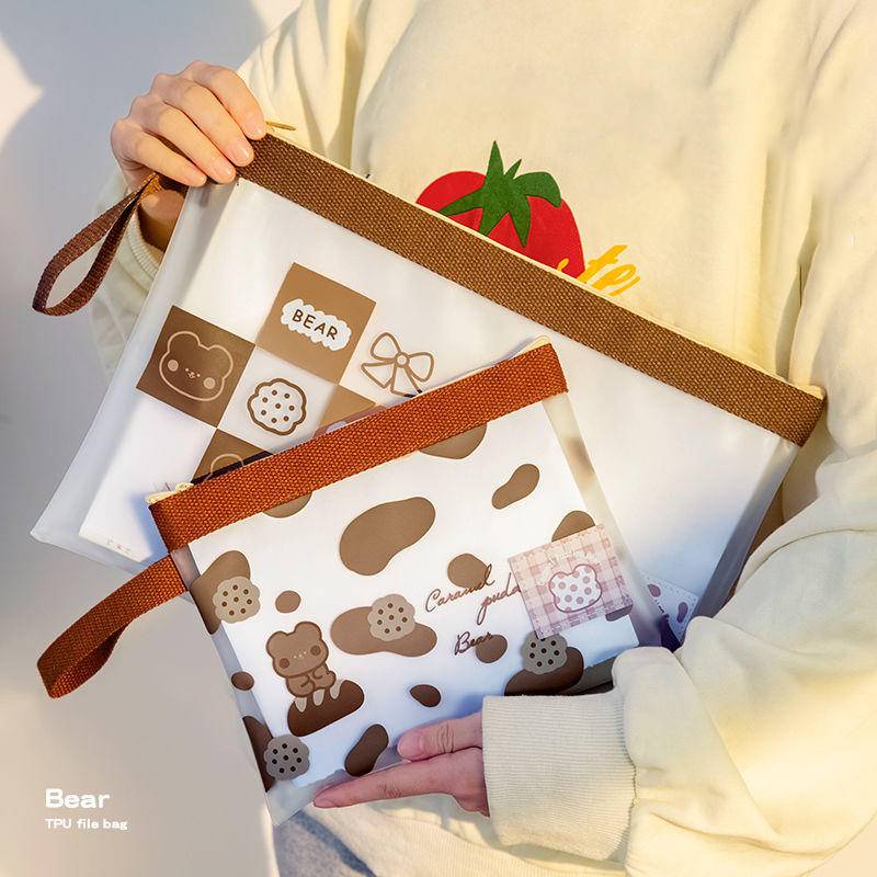 ⭐ iLado ⭐ Túi đựng tài liệu túi đựng bút với túi zip nhỏ tay cầm  A4/A5/B6 Bìa đựng tài liệu trong suốt Little bear Hoạt Hình Khóa Kéo túi đựng tài liệu file Hộp đựng storage dễ thương cute đồ dùng học tập học sinh Chống ẩm và chống bụi
