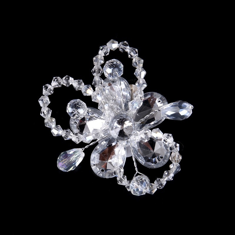 Kẹp tóc phối hoa từ các hạt cườm xinh xắn ấn tượng