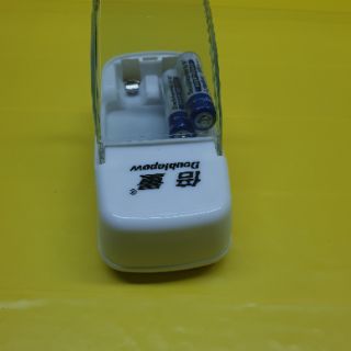Đế sạc pin và 1 đôi pin AAA .