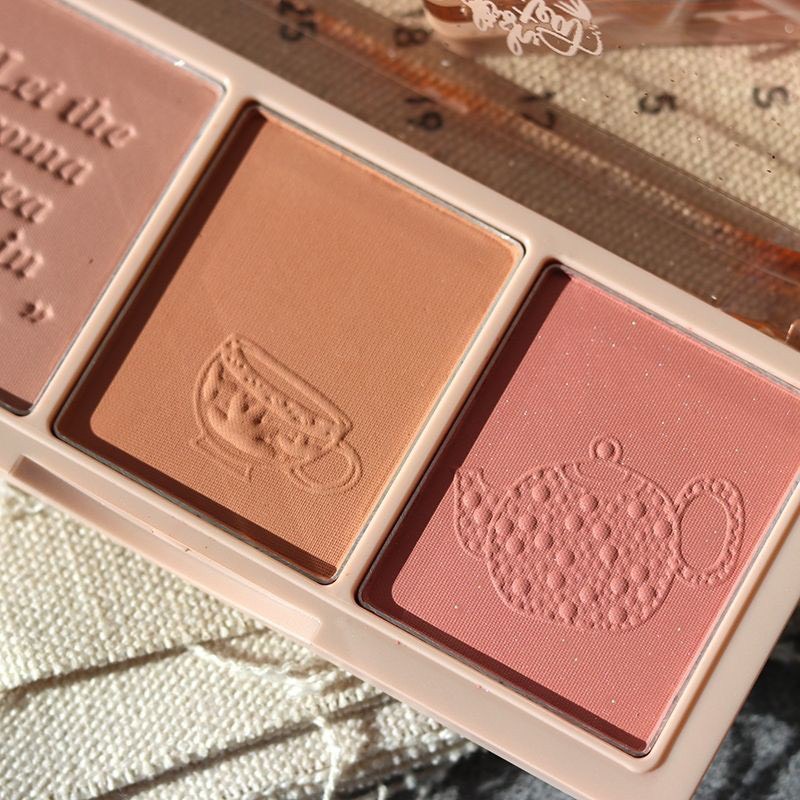 Phấn Má 3 Ô Màu HOLD LIVE SECRET GARDEN BLUSH HL461 Chất Phấn Mịn Lì, Dễ Tán Lên Màu Chuẩn Phong Cách Make-up Nàng Thơ