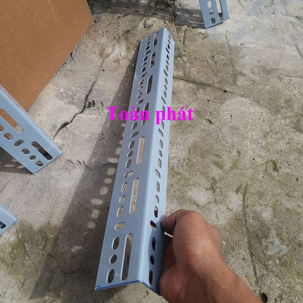 Cây 40cm ( 1.8ly) - Cây sắt V lỗ 4 x 6 cm màu xám ghi