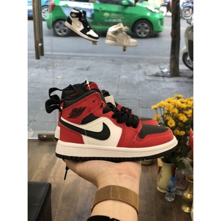 Giày Jordan trẻ em màu đỏ đen