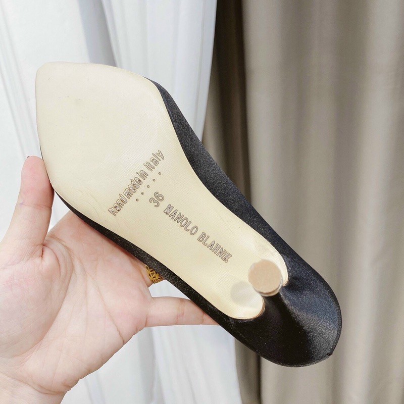 Giày Manolo đá lụa