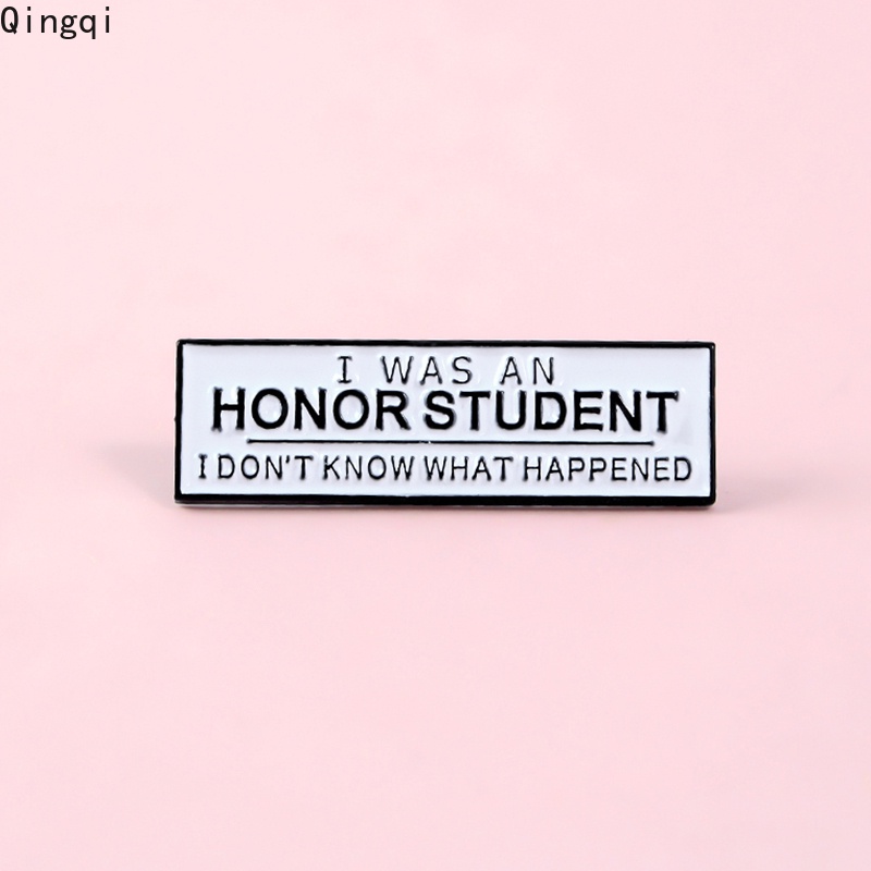 Trâm cài áo Miss Zoe in chữ I Was An Honor cá tính