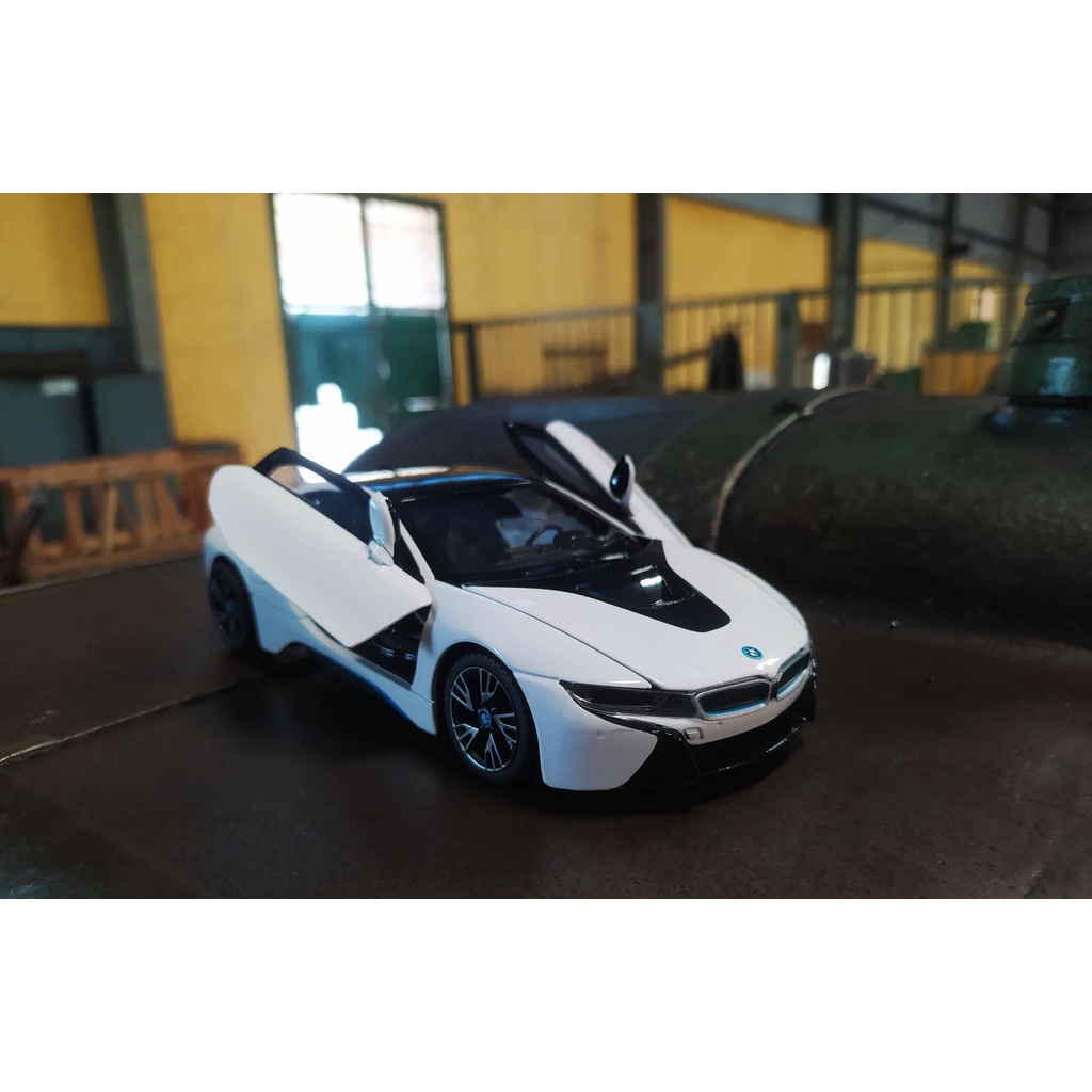 Mô hình xe ô tô siêu xe BMW I8 Hãng Rastar tỉ lệ 1:24 màu trắng, vỏ hợp kim, mở được cửa