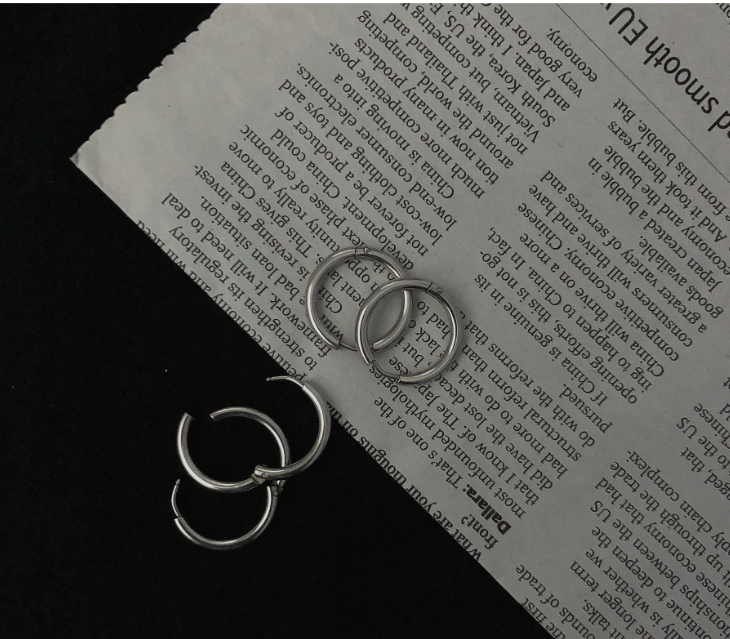 Hoa tai nhỏ màu đen theo phong cách hiphop cá tính