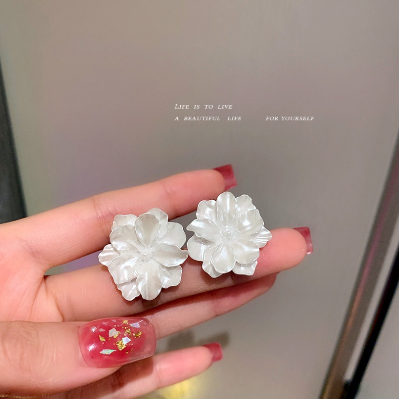 Bông Tai Hình Hoa Trà Bằng Nhựa Resin Thời Trang