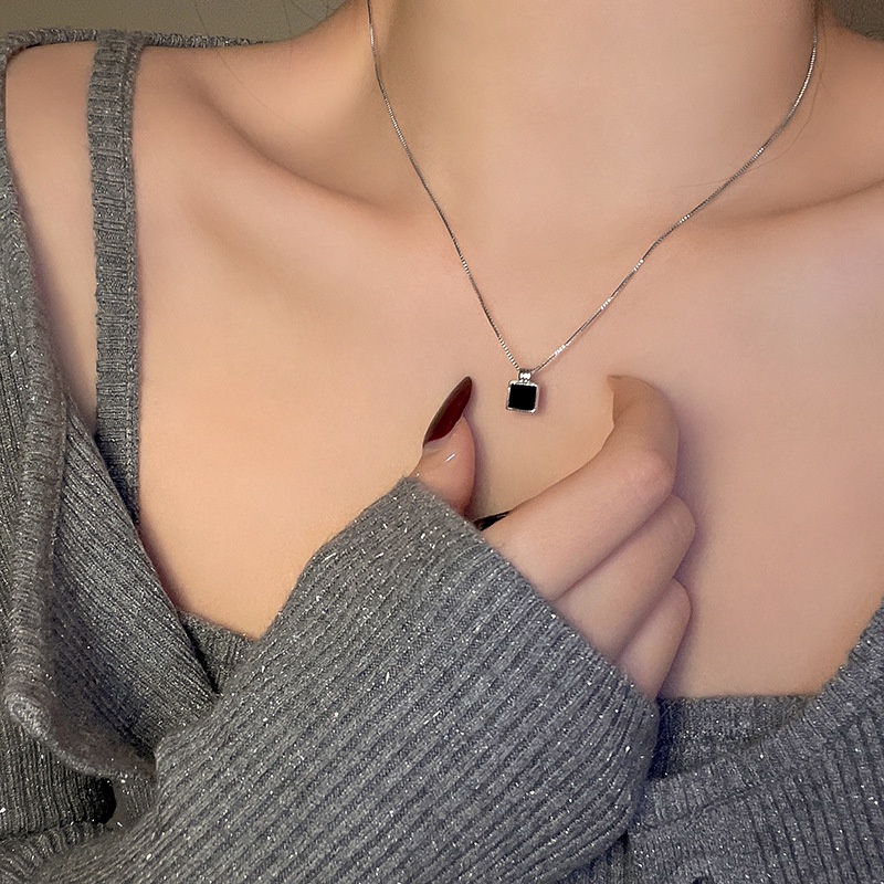 Vòng cổ Bell Mew mặt vuông nhỏ tinh tế, đặc sắc VC173