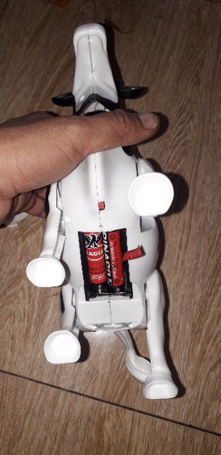 Chú Bò sữa mô hình chạy pin có nhạc và đèn Led tặng kèm pin