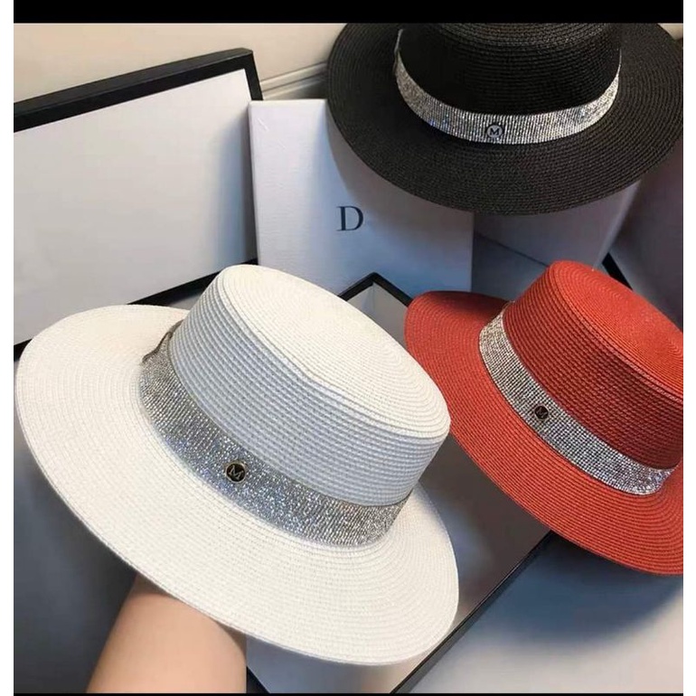 Mũ cói vành nhỏ đi biển đai nhũ gắn chữ M sang chảnh