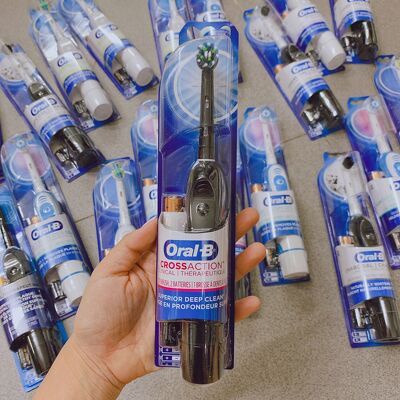 Bàn Chải Pin Oral-B Clinical - Đầu CrossAction - Dùng pin AA