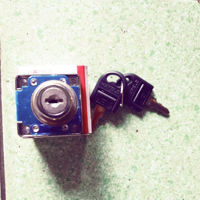 Khóa tủ Hafele chìa nhựa