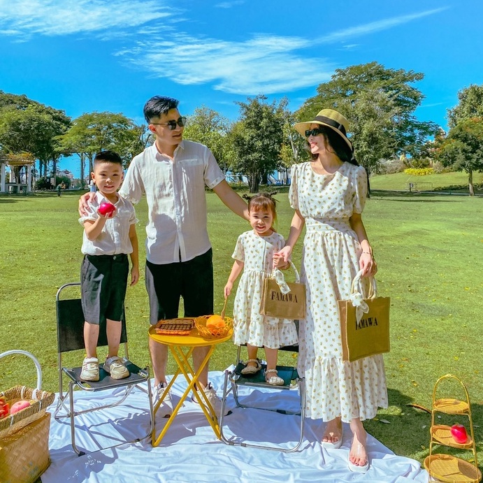 Đồ đôi gia đình - đồ đôi mẹ bé thiết kế - Váy hoa trắng gia đình - váy hoa nhí mẹ và bé - áo hoa gia đình đẹp