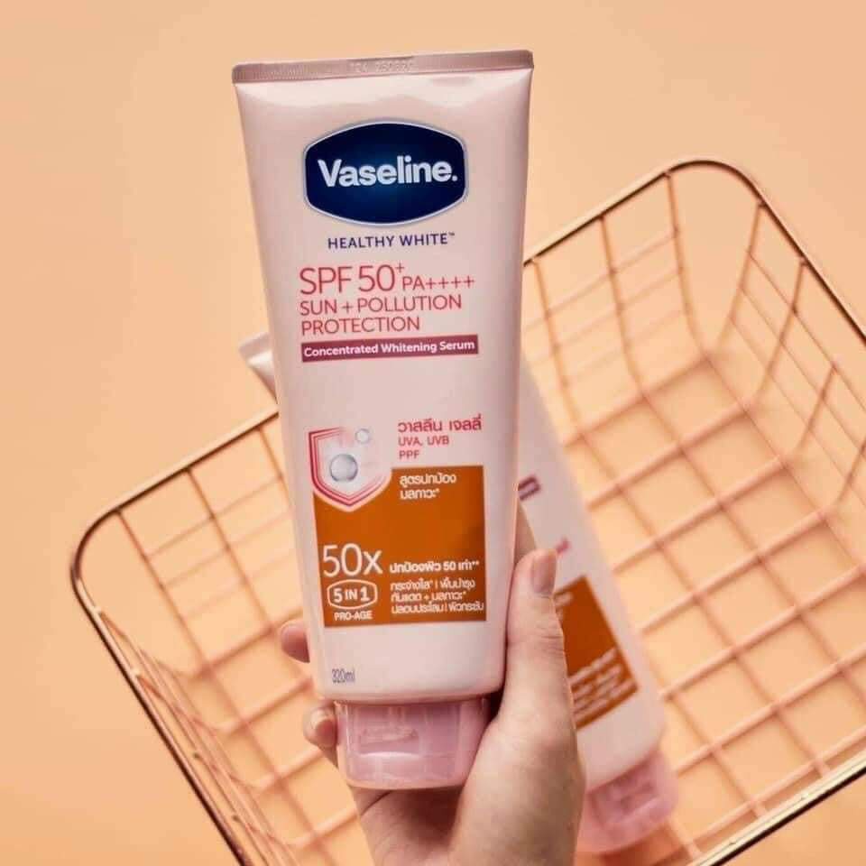 Sữa dưỡng thể Vaseline 50x SPF 50++ 320ml giúp cấp ẩm, dưỡng da mềm mịn